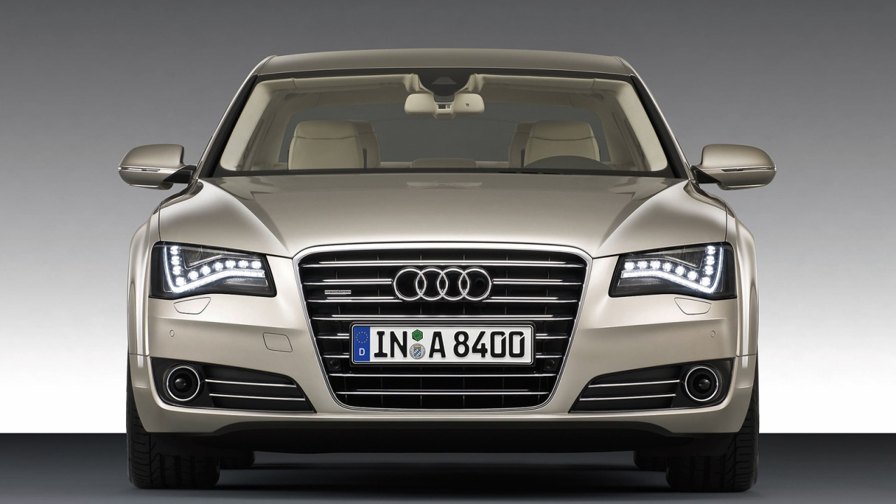 Красивый автомобиль Audi a8 в Москве