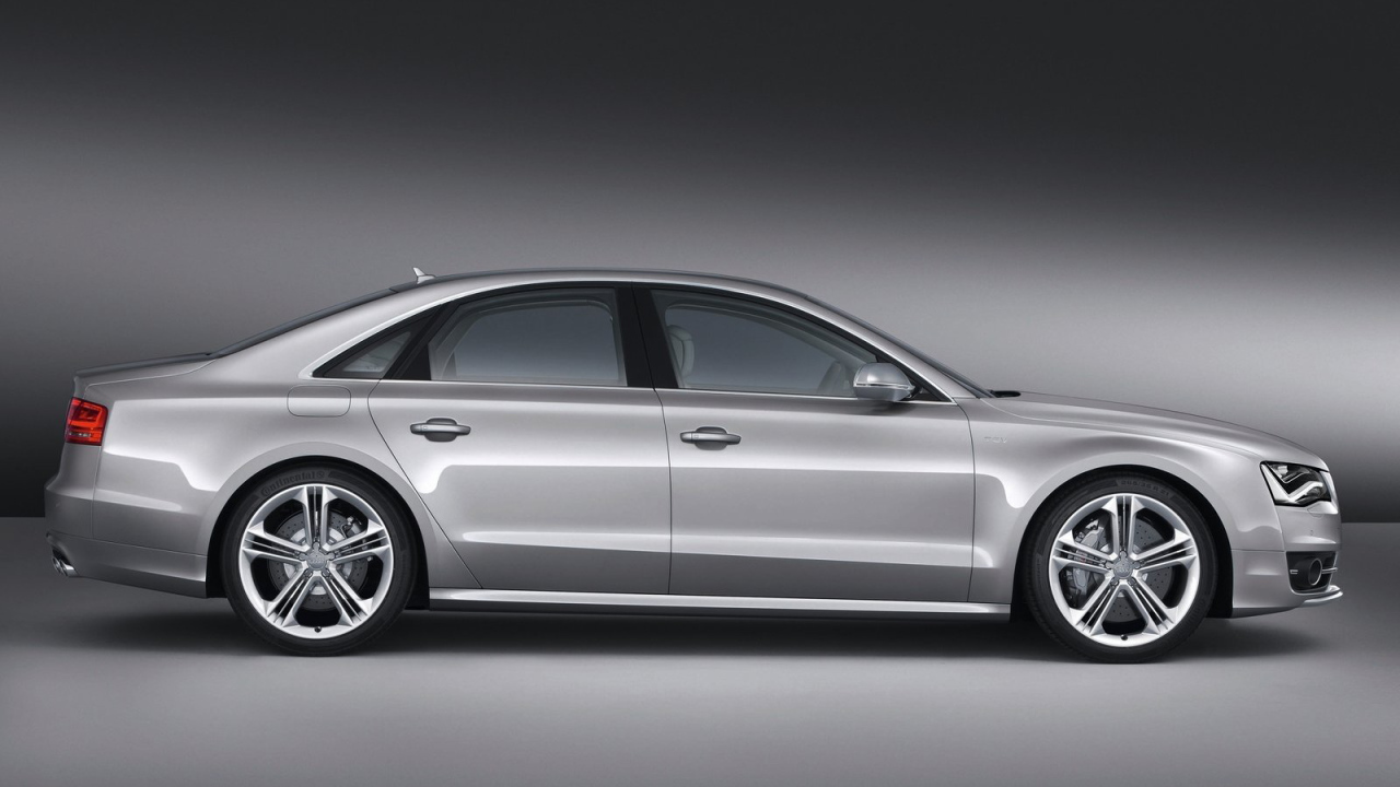 Красивый автомобиль Audi s8 в Москве
