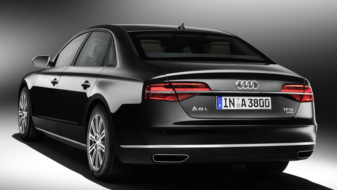 Автомобиль марки Audi модели A8 2014