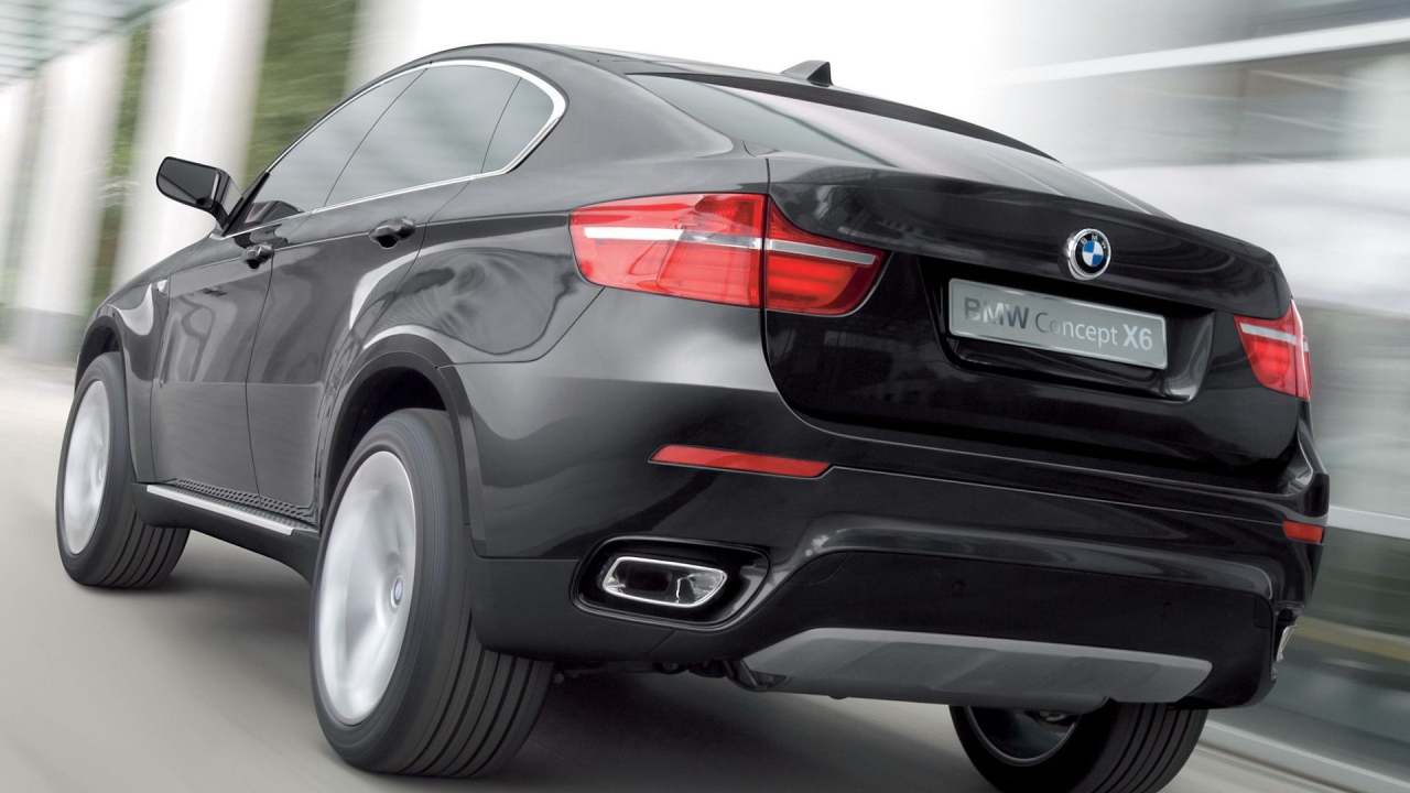 Красивый автомобиль BMW X6 2014 года года в Москве