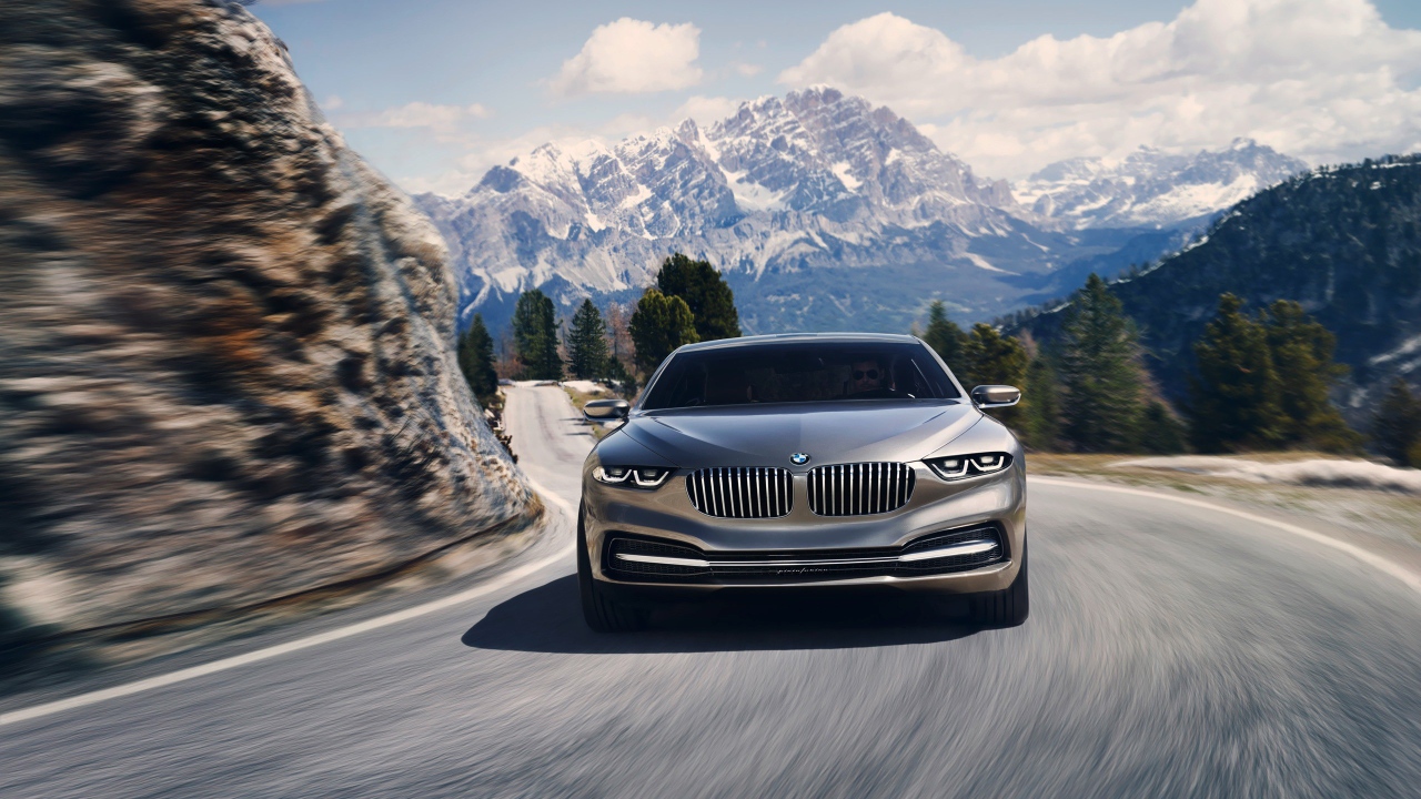 BMW на горной дороге