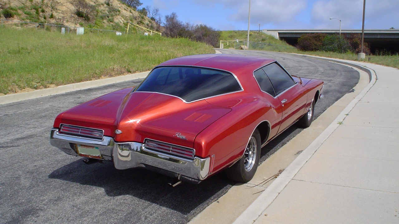 Красный buick riviera 1971