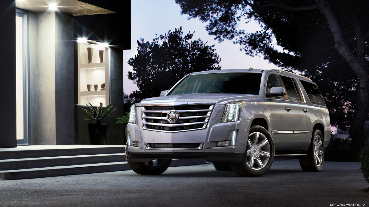 Серебристый Cadillac Escalade 2014