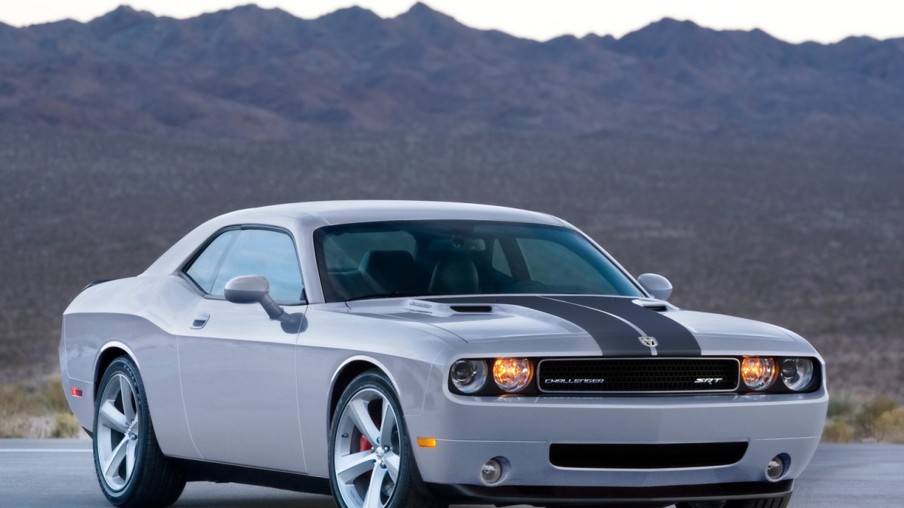 Белый Dodge Challenger