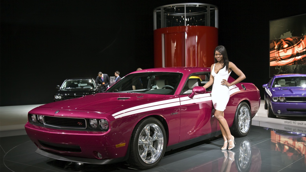 Розовый автомобиль Додже