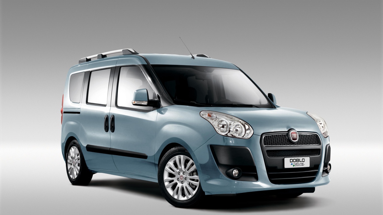 Автомобиль Fiat Doblo на дороге