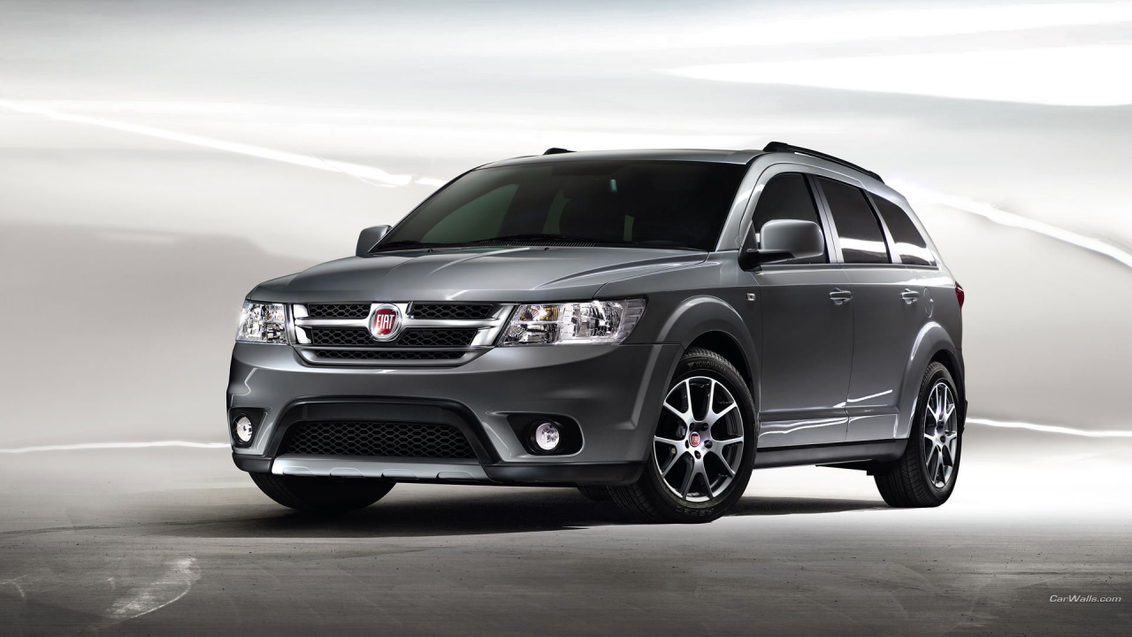 Автомобиль Fiat Freemont на дороге