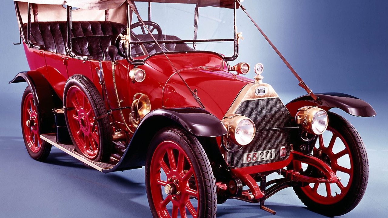 Старинный красный Фиат