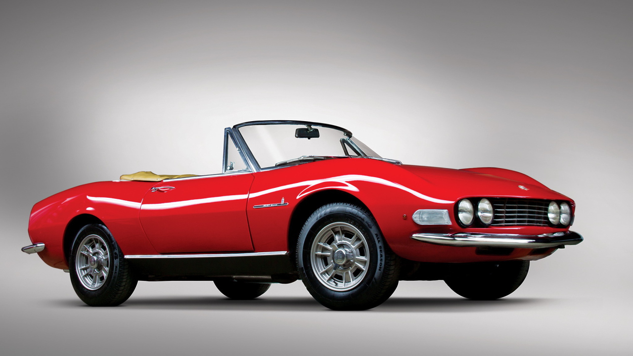 Автомобиль Fiat 124 на дороге