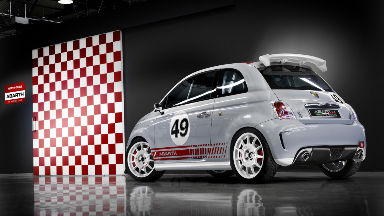 Автомобиль Fiat 500 на дороге