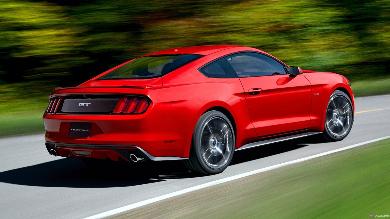 Красивый автомобиль Ford Mustang 2014 годав Москве