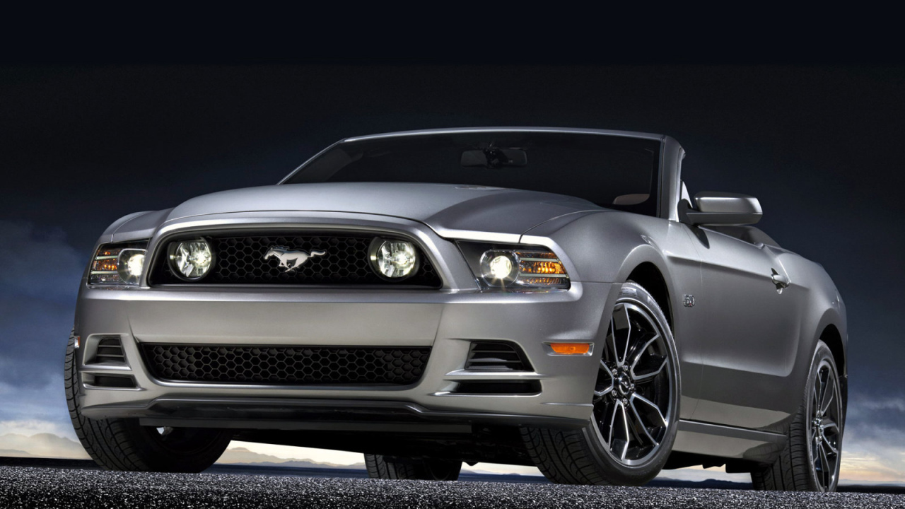 Красивый автомобиль Mustang 2014 года