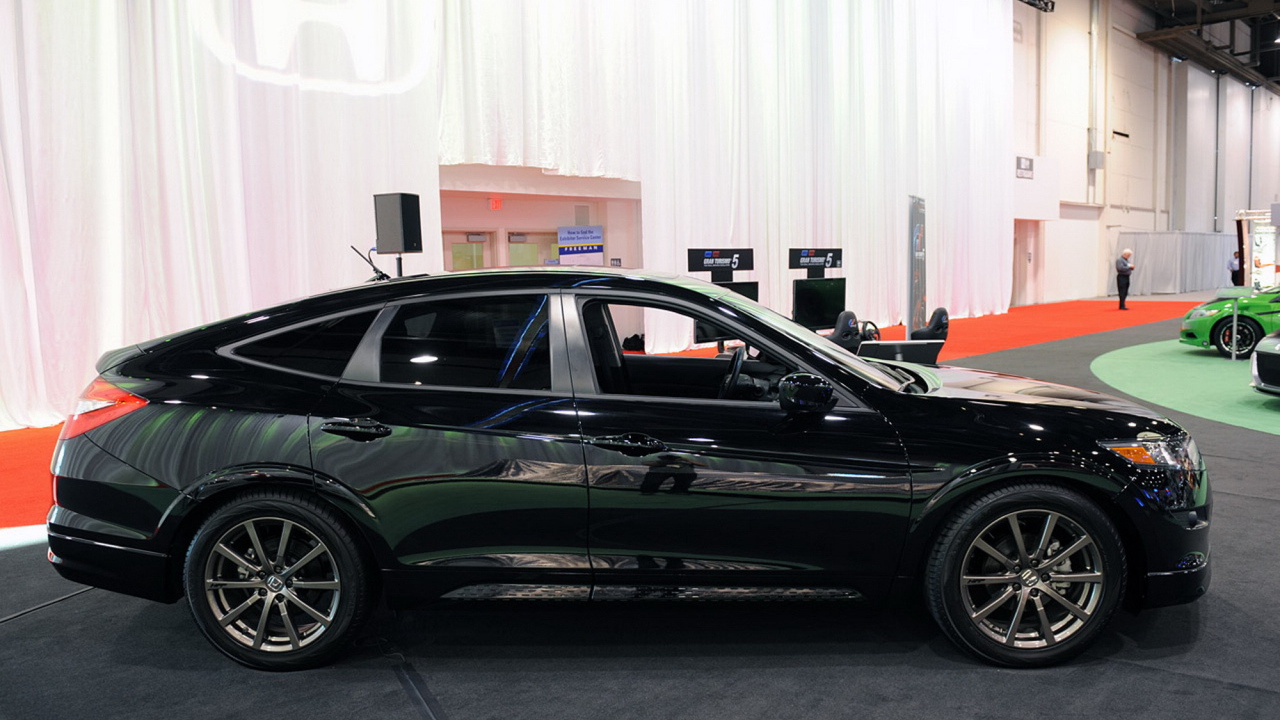 Красивый автомобиль Honda Crosstour в Москве