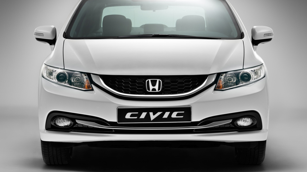 Автомобиль Honda Civic 4D на дороге