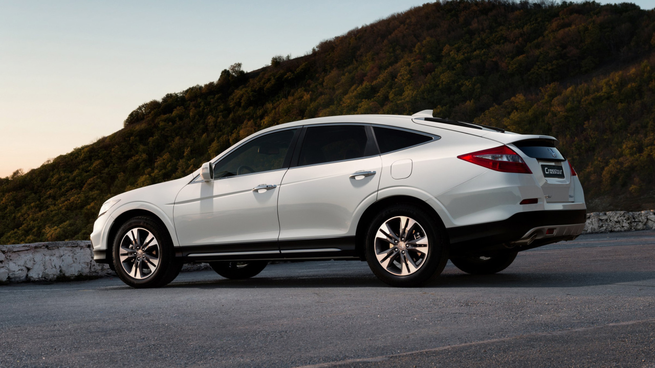 Автомобиль Honda Crosstour на дороге