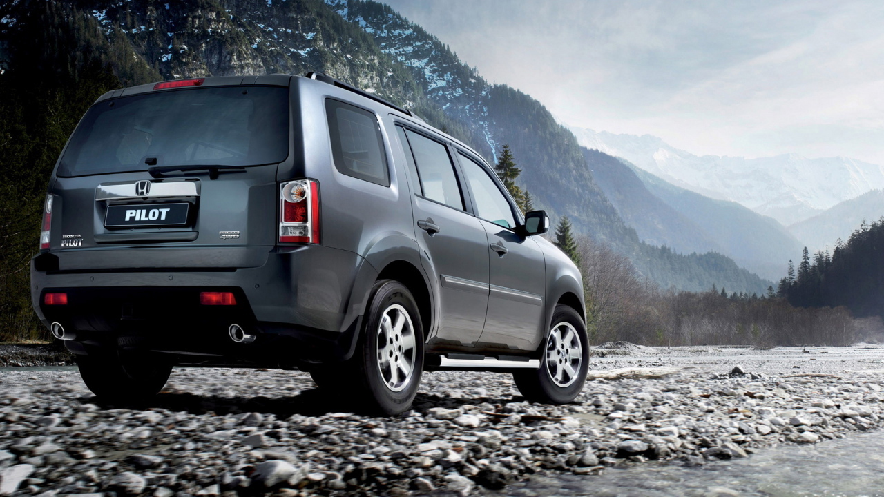 Автомобиль Honda Pilot на дороге