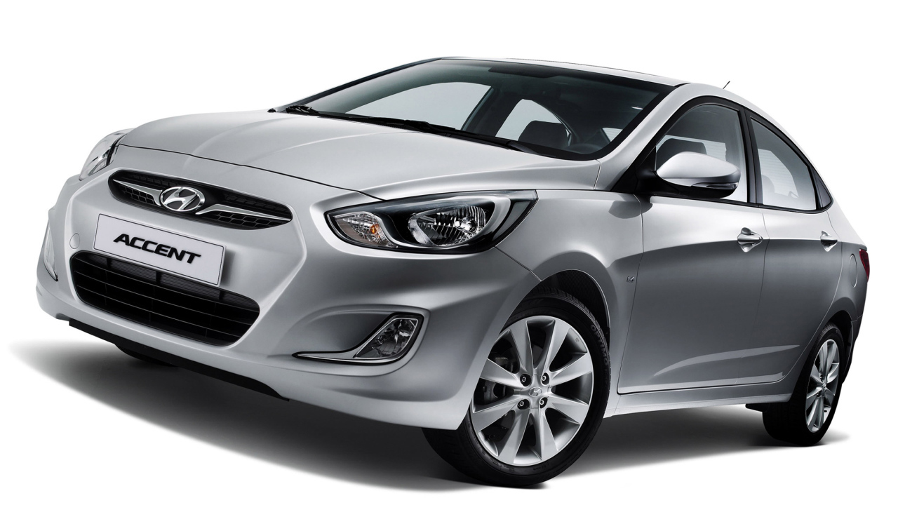 Автомобиль Hyundai Accent на дороге