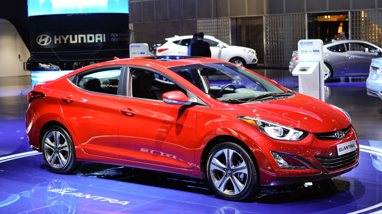 Автомобиль Hyundai Elantra 2014 на дороге
