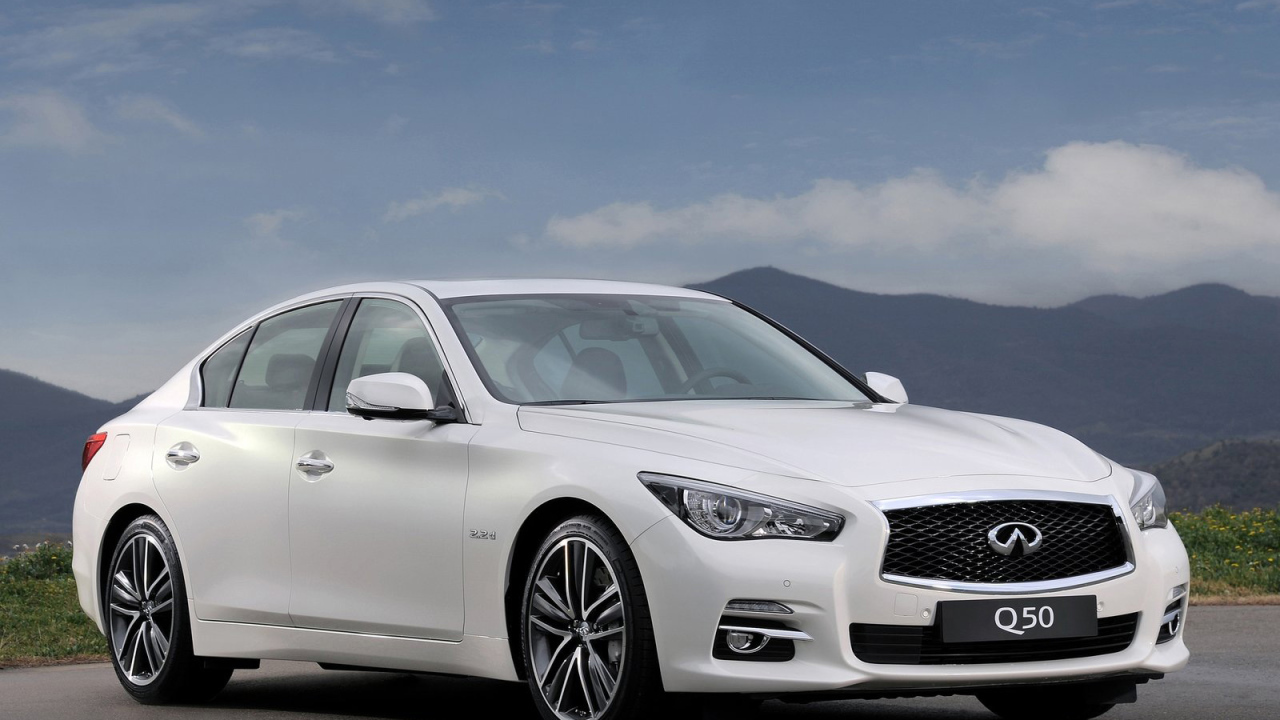 Автомобиль Infiniti Q50 2014 года на дороге