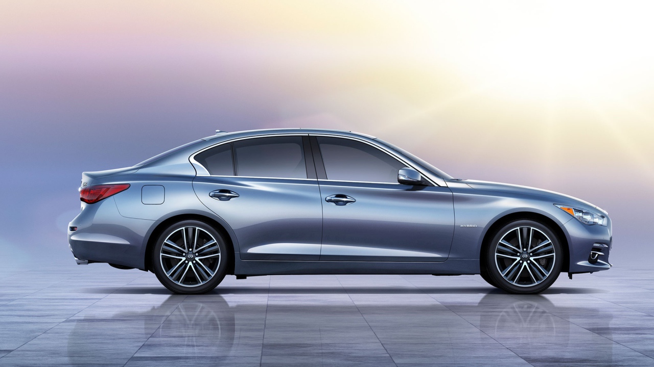 Новая машина Infiniti Q50 2014 года