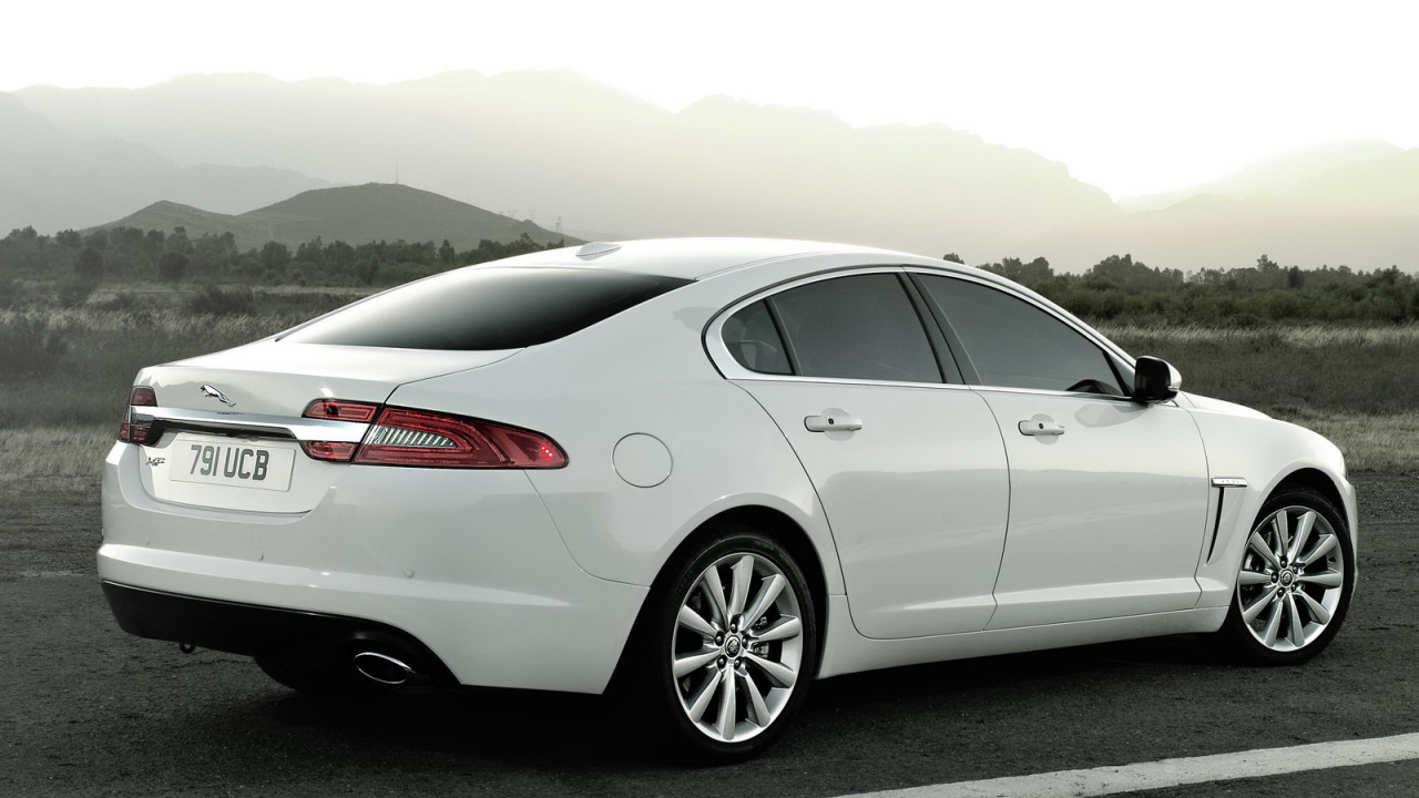 Белый Jaguar XF