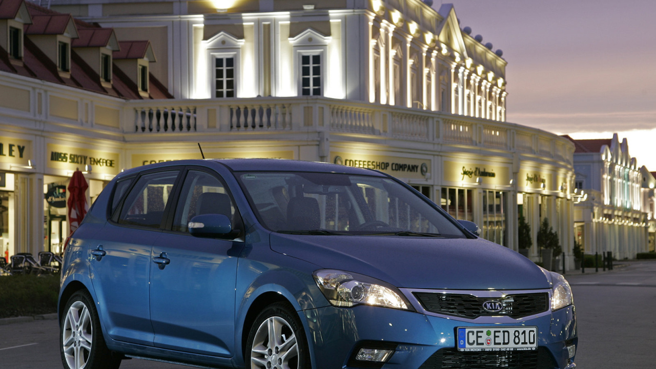 Автомобиль Kia Ceed на дороге