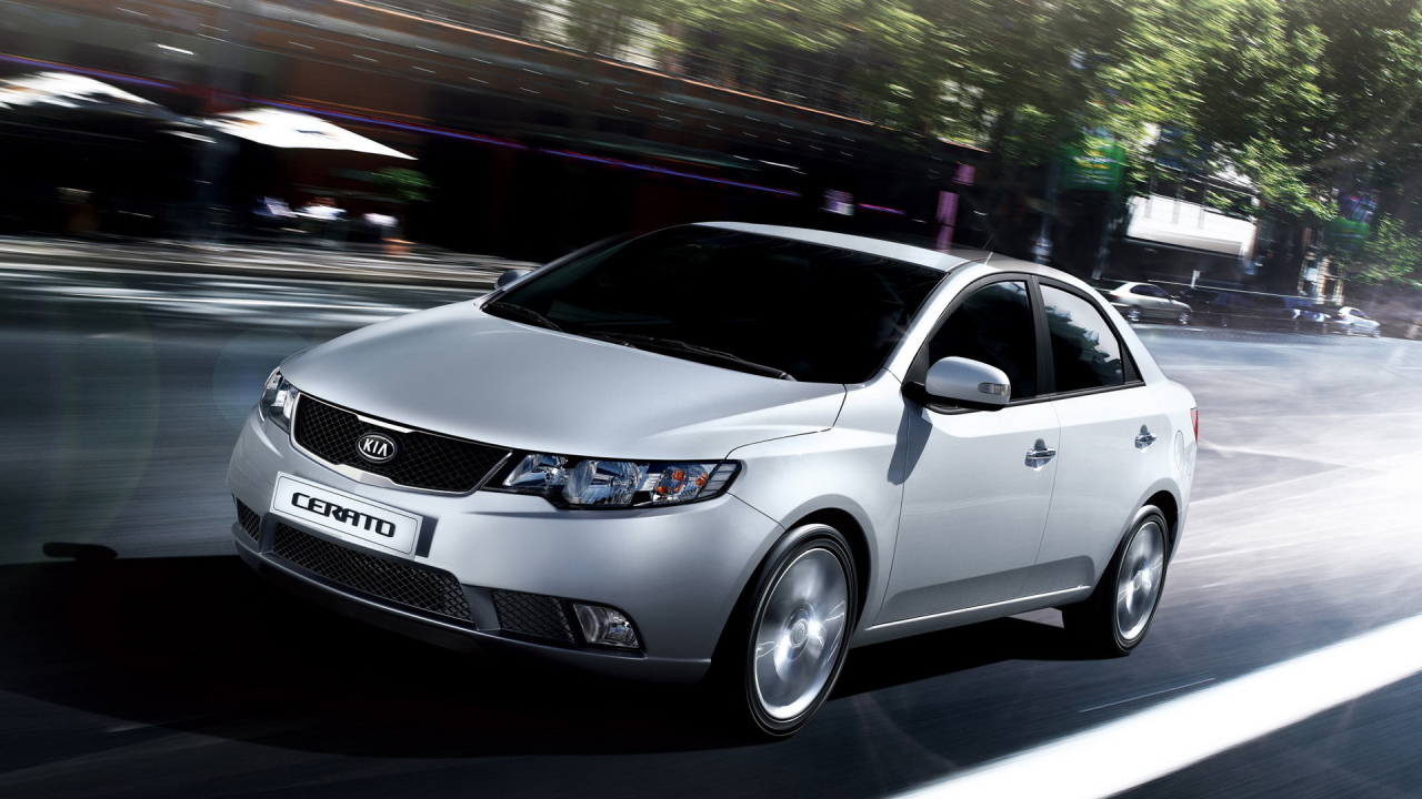  Автомобиль Kia Cerato на дороге