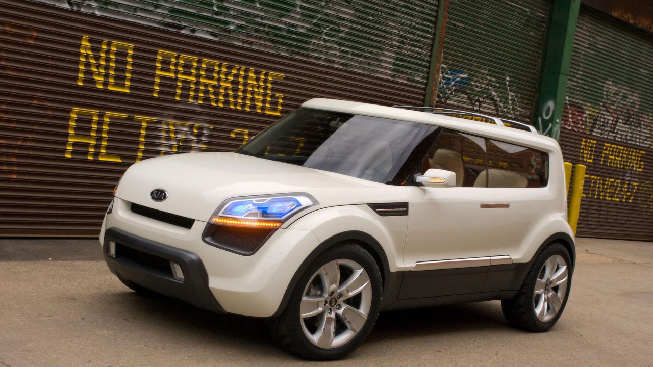 Автомобиль Kia Soul на дороге