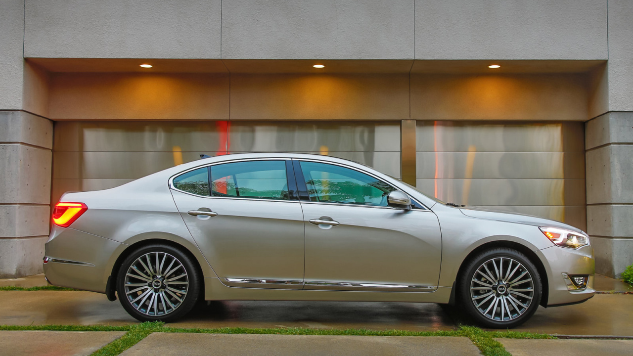 Надежная машина Kia Cadenza 2014 года