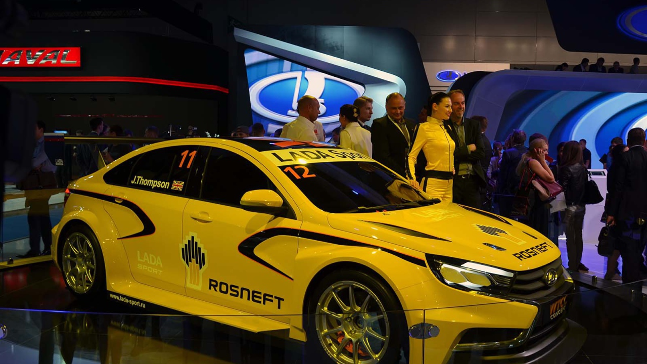 Желтая Лада Веста