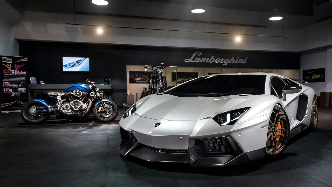 Серебристый Lamborghini Aventador
