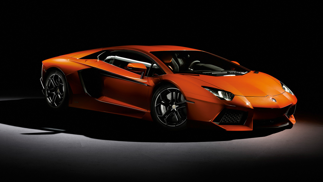 Автомобиль Lamborghini Aventador на дороге