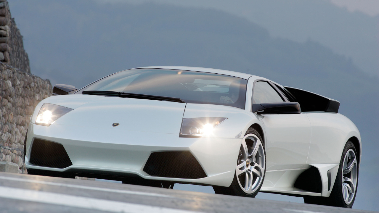 Автомобиль Lamborghini Murcielago на дороге