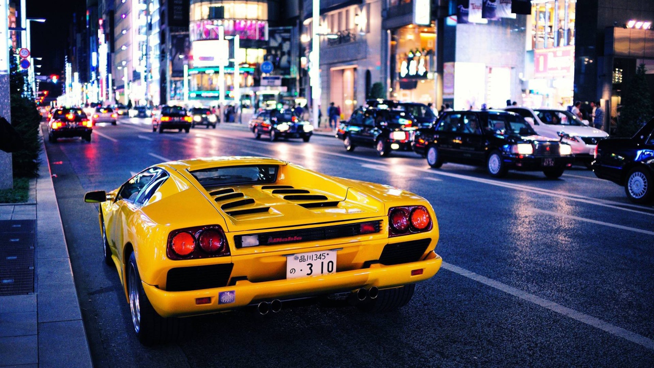 Ламборджини на улице города