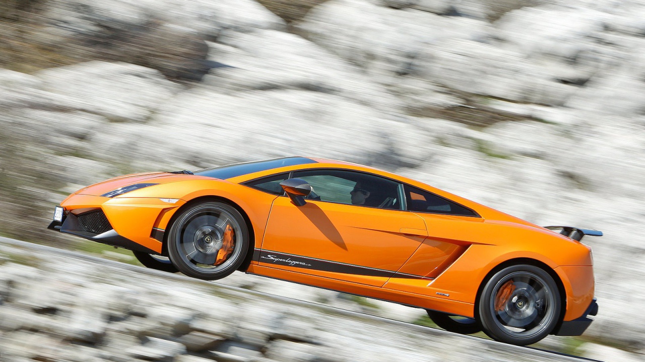 Оранжевый Ламборджини на скорости