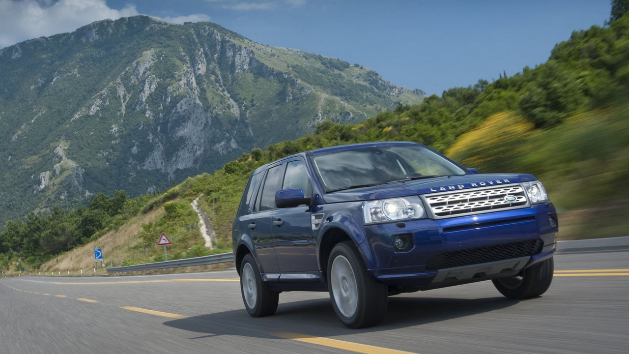Автомобиль Land Rover Freelander 2 на дороге