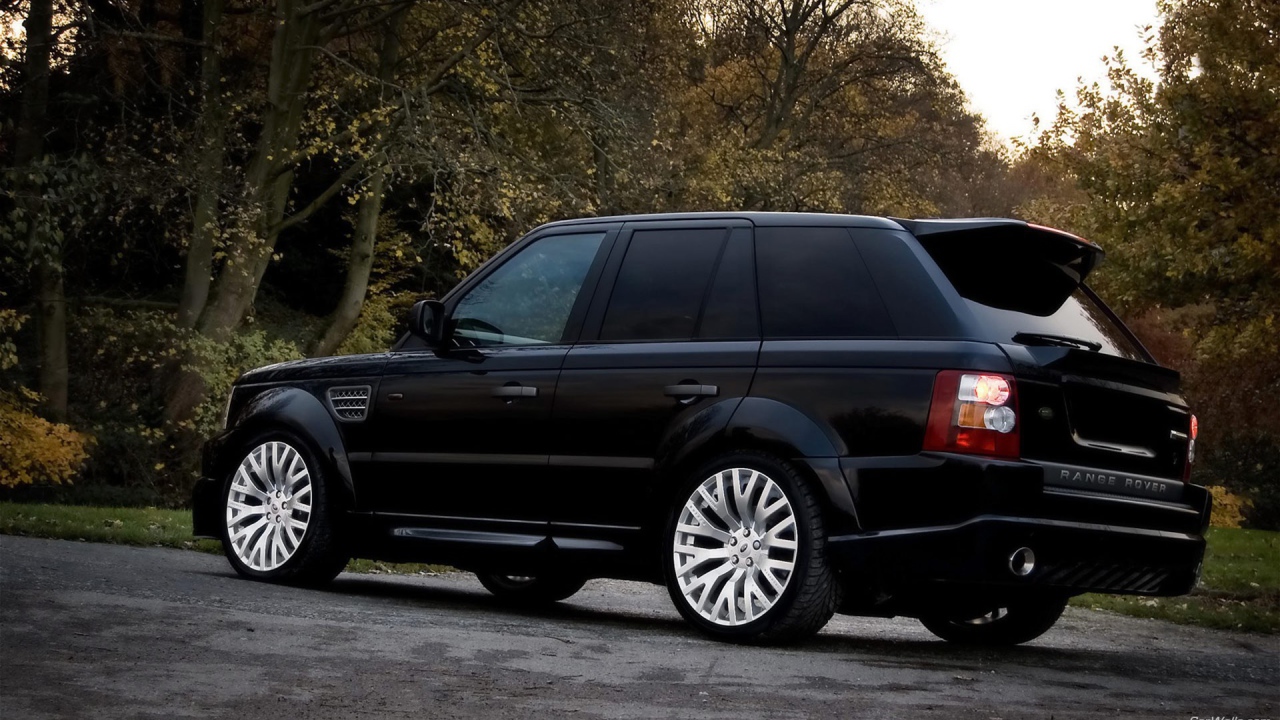 Черный Лэнд Ровер на природе