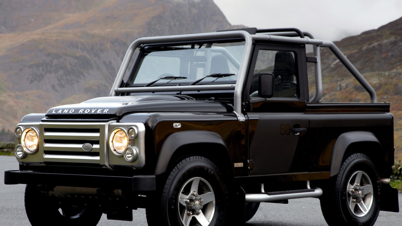 Автомобиль марки Land Rover модели Defender