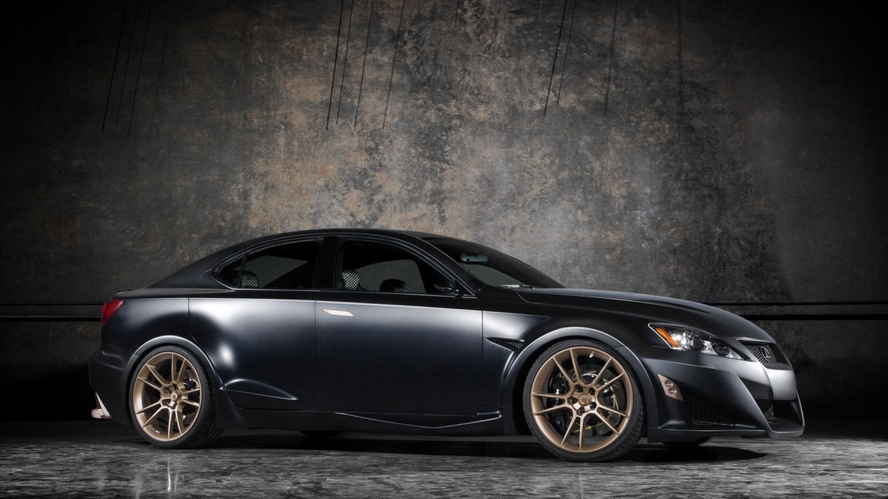 Лексус у бетонной стены