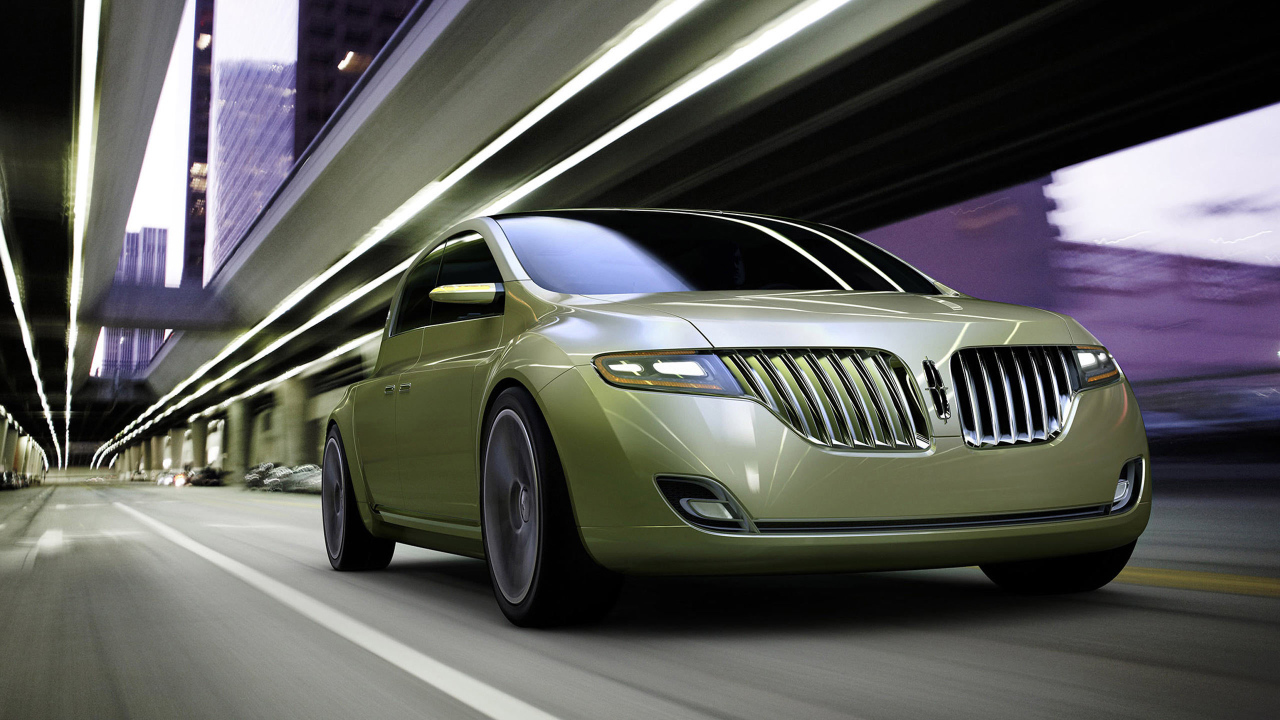 Красивый автомобиль Lincoln Town Car в Москве