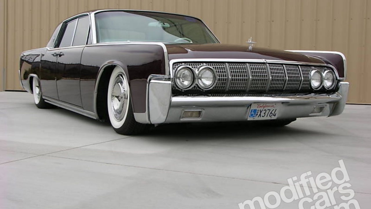 Автомобиль марки Lincoln модели Continental