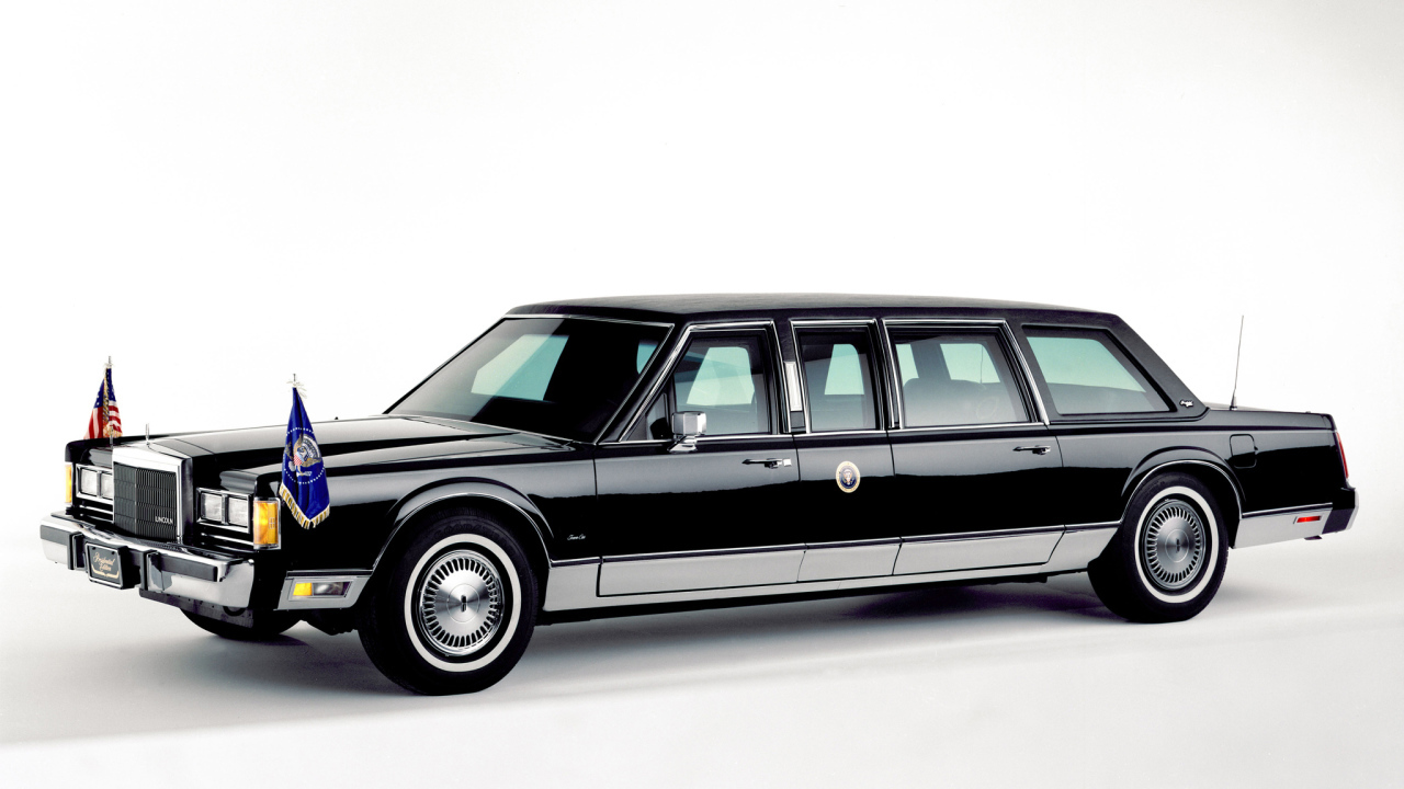 Автомобиль марки Lincoln модели Town Car