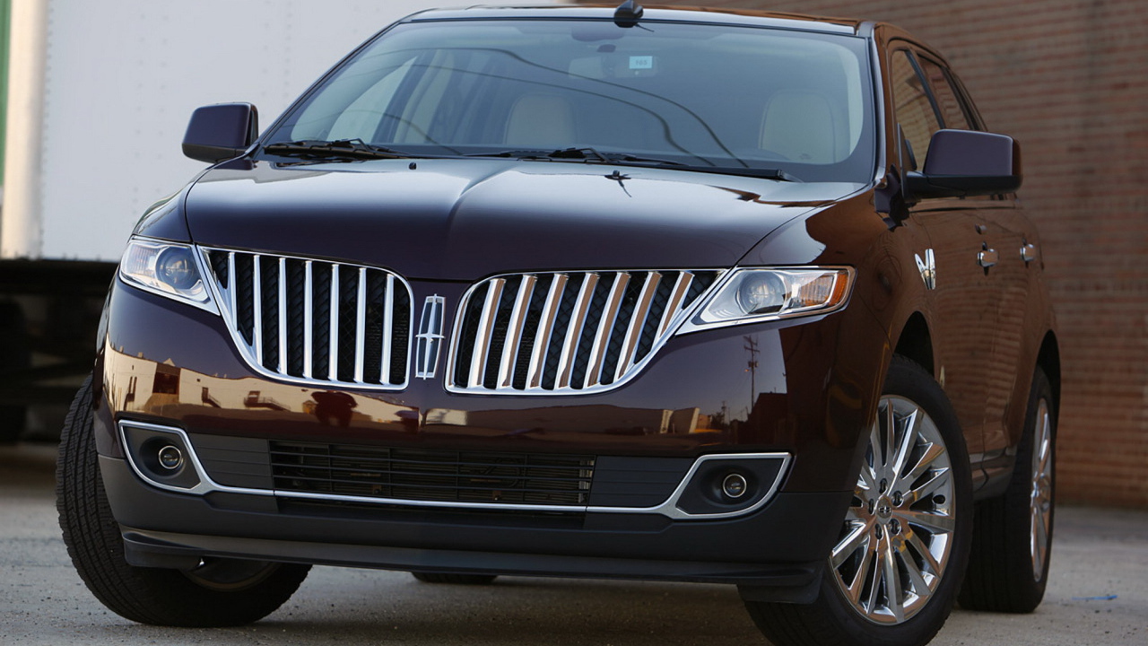 Автомобиль Lincoln MKX на дороге