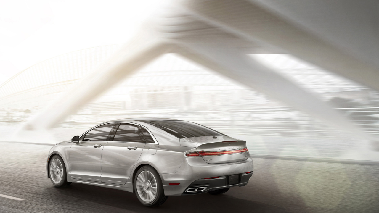 Автомобиль Lincoln MKZ на дороге