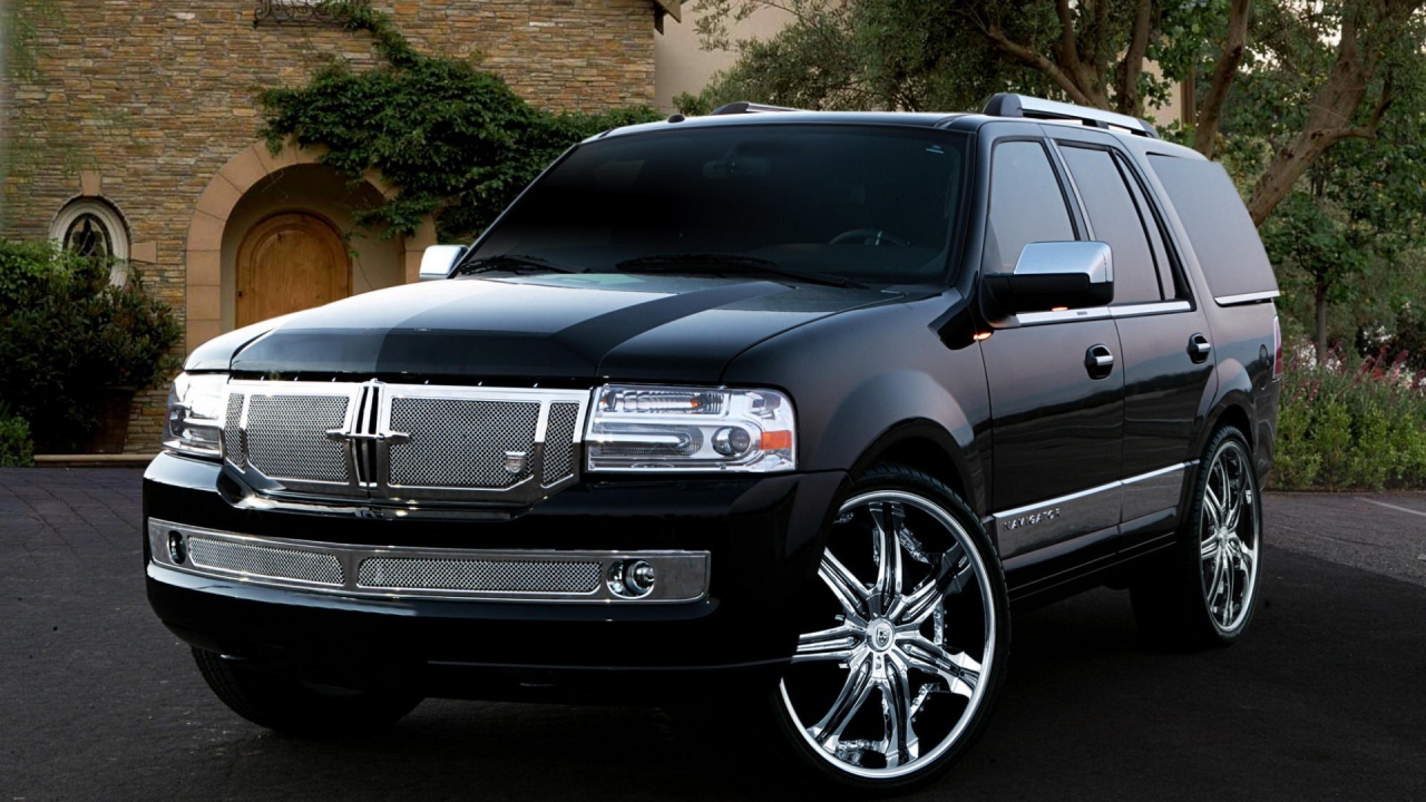 Автомобиль Lincoln Navigator 2014 на дороге