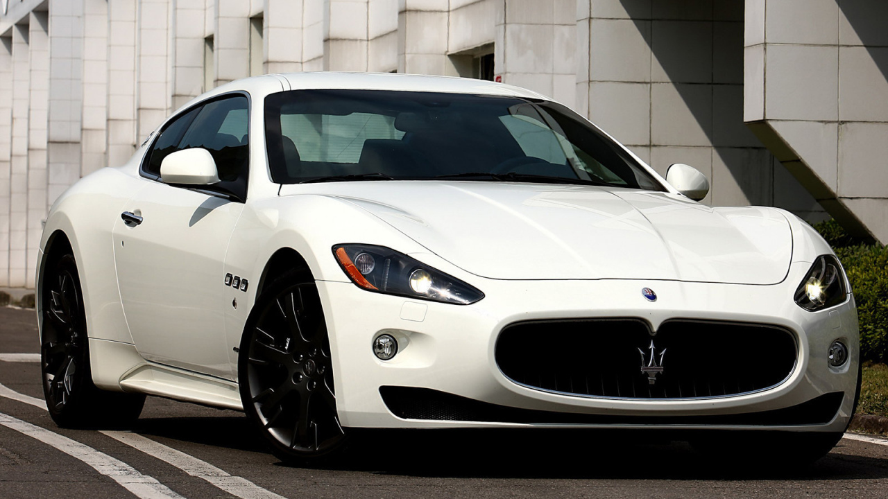 Красивый автомобиль Maserati Granturismo в Москве
