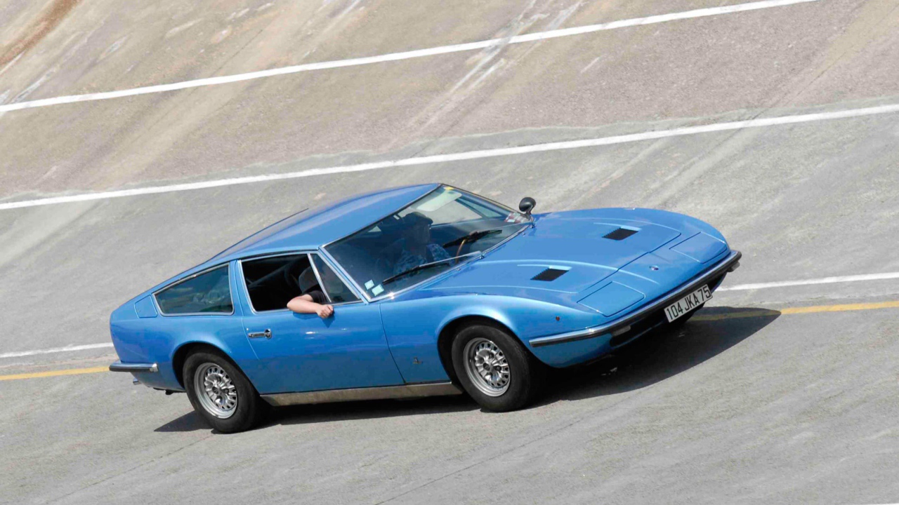 Красивый автомобиль Maserati Indy