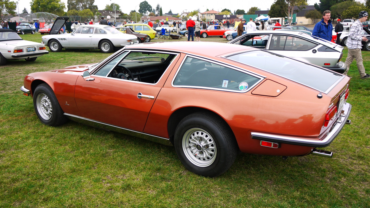 Красивый автомобиль Maserati Indy в Москве
