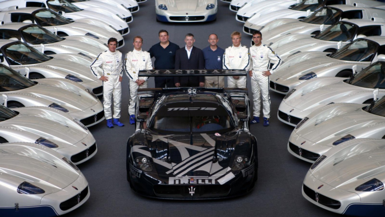 Красивый автомобиль Maserati MC12 в Москве