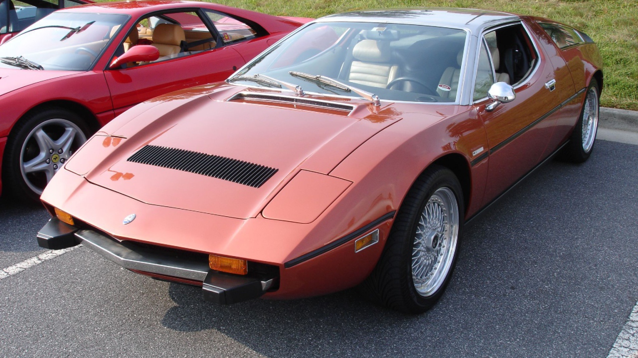 Автомобиль марки Maserati модели Indy